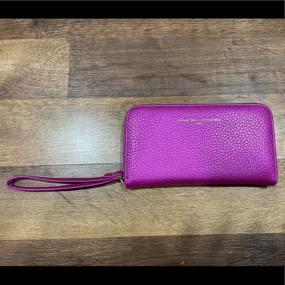 Adrienne Vittadini wallet charging station